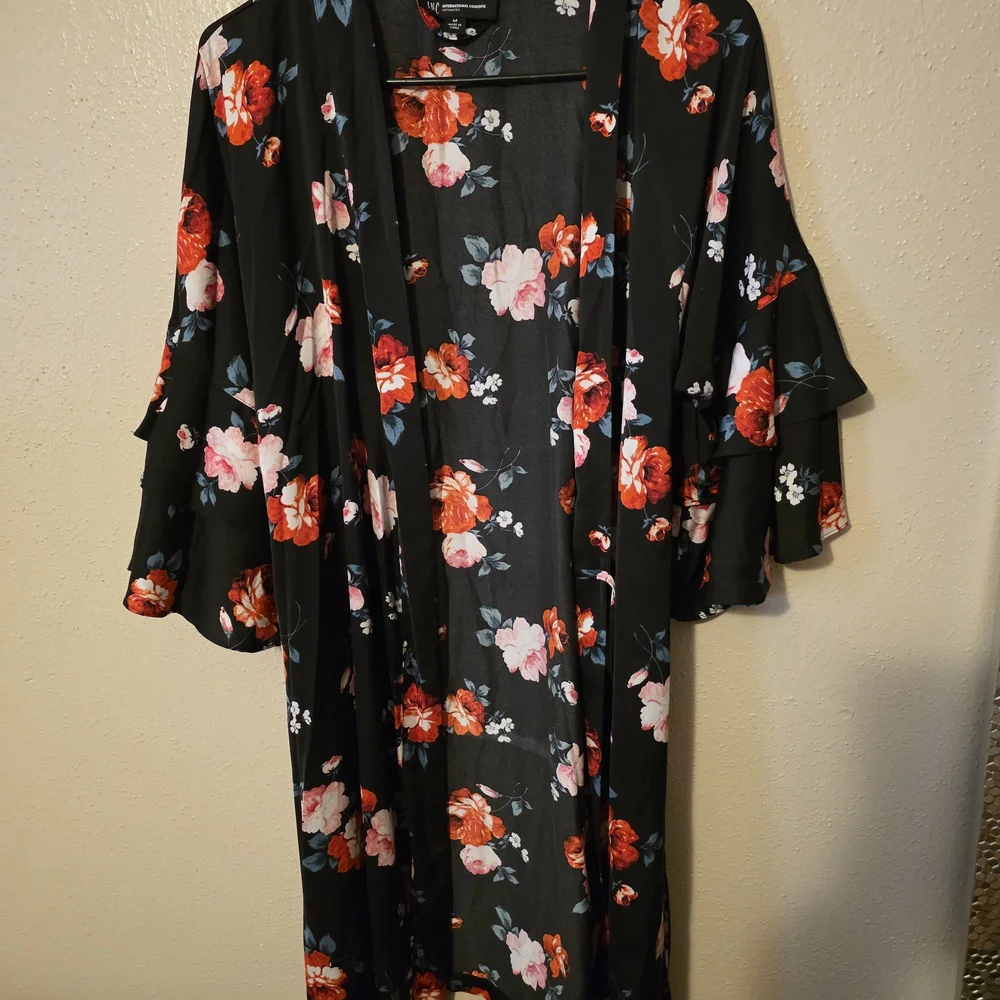 BEAUTIFUL FLORAL SILK ROBE WITH RUFFLE SLEEVES - Picture 1 of 5